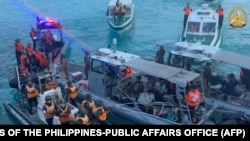 Ảnh chụp từ video được quay vào ngày 17/6 và được Văn phòng Công vụ của Lực lượng Vũ trang Philippines công bố vào ngày 19/6 cho thấy các tàu cảnh sát biển Trung Quốc (trái) đang tiếp cận các tàu Philippines (giữa) trong một sự cố ngoài khơi Bãi Cỏ Mây ở Biển Đông.