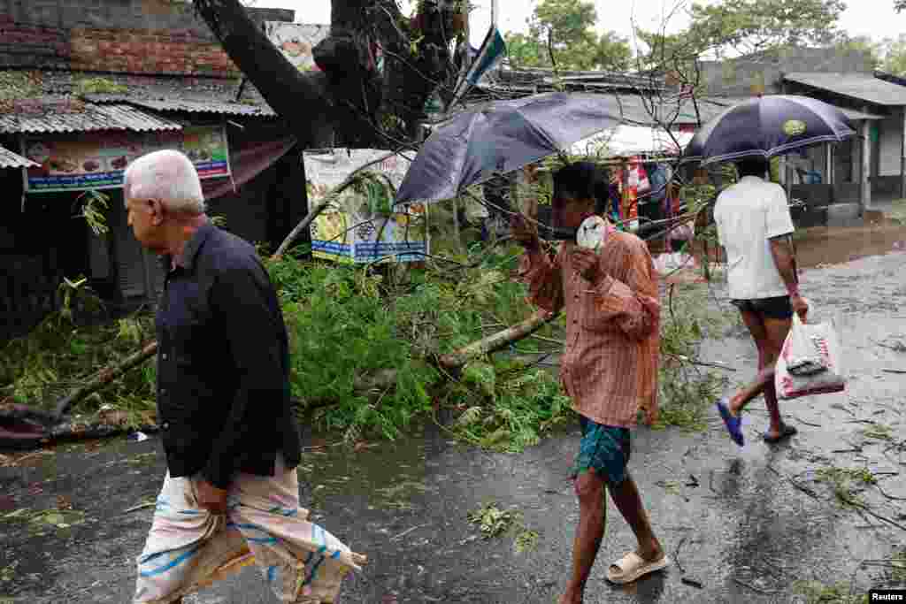 بنگلہ دیش میں کھلنا ڈویژن میں تیز ہواؤں سے کئی علاقوں میں بجلی منقطع ہے جب کہ درخت گرنے سے راستے بھی بند ہونے کی اطلاعات موصول ہوئی ہیں۔