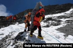 دنیا کی بلند ترین چوٹی ماؤنٹ ایورسٹ کو سر کرنے کے لیے ہر سال سینکڑوں کوہ پیما نیپال کا رخ کرتے ہیں۔ ماؤنٹ ایورسٹ کی مہم کا تخمینہ تقریبا ایک لاکھ ڈالر ہے۔ 18 مئی 2023