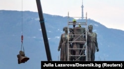 Công nhân tháo dỡ tác phẩm điêu khắc lớn là tượng đài quân đội Liên Xô ở trung tâm Sofia, Bulgaria, ngày 14/12/2023. Sau cuộc xâm lược Ukraine của Nga, nhiều quốc gia châu Âu đã phá hủy hầu hết các di tích thời Liên Xô ở nước họ.