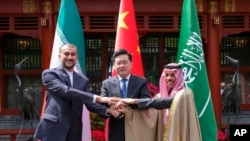  ایران کے وزیر خارجہ حسین امیرعبداللہیان ، سعودی عرب کے اپنے ہم منصب شہزادہ فیصل بن فرحان السعود اور چینی ہم منصب شین گینگ کے ساتھ بیجنگ میں ، فوٹو اے پی 6 اپریل 2023 
