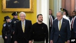 Tổng thống Ukraine Volodymyr Zelenskyy, giữa, đi cùng Lãnh đạo Khối thiểu số Thượng viện Mitch McConnell, trái, và lãnh đạo Khối đa số Thượng viện Chuck Schumer, phải, tại Điện Capitol, Washington D.C., ngày 12/12/2023.