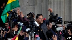بولیویا کے صدر لوئس آرس کے حامی اور میڈیا نمائندوں کی بڑی تعداد ان کے گرد موجود ہیں۔