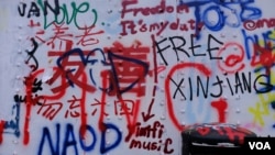 Brick Lane của London, nổi tiếng với nghệ thuật đường phố, các dòng chữ Trung Quốc lớn màu đỏ được vẽ trên nền trắng, ca ngợi “các giá trị xã hội chủ nghĩa cốt lõi”, cùng với những khẩu hiệu như Tự do cho Tân Cương.
