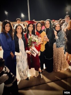 مریم حسین اپنے عزیزوں اور کزنز کے ساتھ اپنی گریجوایشن پر