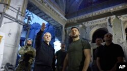 Tổng thống Ukraine Volodymyr Zelenskyy thăm Nhà thờ Hóa hình ở Odesa bị hư hại, ngày 27/7/2023. (ảnh do Văn phòng Báo chí của Tổng thống Ukraine cung cấp)