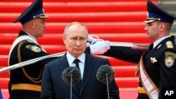 Tổng thống Nga Vladimir Putin phát biểu trước các thành viên của Bộ Quốc phòng, Lực lượng Vệ binh Quốc gia, Bộ Nội vụ, Cơ quan An ninh Liên bang và Cơ quan Vệ binh Liên bang tại Điện Kremlin, Moscow hôm 27/6/2023.