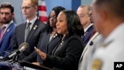 Biện lý Quận hat Fulton, bà Fani Willis (giữa) phát biểu tại cuộc họp báo ở Atlanta, bang Georgia, Mỹ, vào ngày 14/8/2023.