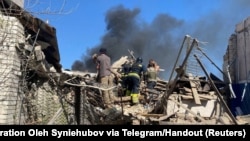 Hoạt động cứu hộ diễn ra tại tòa nhà dân cư bị Nga không kích ở làng Lyptsi, vùng Kharkiv, Ukraine, 10/4/2024. 
