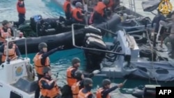 Ảnh chụp từ video được quay vào ngày 17/6/2024 cho thấy lực lượng hải cảnh Trung Quốc dường như có sử dụng dao trong một cuộc đụng độ ngoài khơi Bãi Cỏ Mây.
