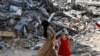 ہفتے کو نصیرات پناہ گزین کیمپ پر اسرائیلی حملے کے بعد تباہی کا ایک منظر، فوٹو رائٹرز 9 جون 2024