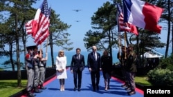 Tổng thống Hoa Kỳ Joe Biden, đệ nhất phu nhân Jill Biden, Tổng thống Pháp Emmanuel Macron và phu nhân Brigitte Macron tham dự lễ kỷ niệm 80 năm D-Day tại Nghĩa trang và Đài tưởng niệm Người Mỹ Normandy ở Colleville-sur-Mer, Pháp, ngày 6/6/2024.