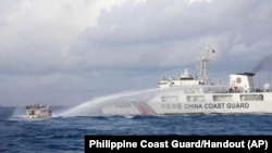 Một tàu tuần duyên Trung Quốc phun nước vào tàu tiếp tế của hải quân Philippines M/L Kalayaan khi tàu này đến gần Bãi Cỏ Mây, địa phượng gọi là Bãi cạn Ayungin tại Biển Đông tranh chấp ngày 10/12/2023.