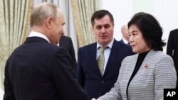 Tổng thống Nga Vladimir Putin bắt tay Ngoại trưởng Triều Tiên Choe Son Hui tại Điện Kremlin, Moscow, ngày 16/1/2024. 