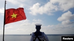 Một người lính hải quân Việt Nam đứng gác tại đảo Thuyền Chài thuộc quần đảo Trường Sa ở Biển Đông vào ngày 17 tháng 1 năm 2013.
