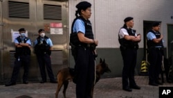 Cảnh sát tuần tra bên ngoài phòng phiếu trong cuộc bầu cử hội đồng quận đầu tiên ở Hong Kong ngày 10/12/2023. 