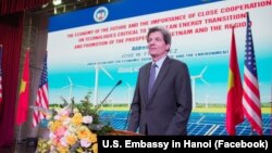 Thứ trưởng Ngoại giao Hoa Kỳ phụ trách về Tăng trưởng kinh tế, Năng lượng và Môi trường, ông Jose Fernandez, phát biểu tại Đại học Kinh tế Quốc dân ở Hà Nội vào ngày 26/1/2024.
