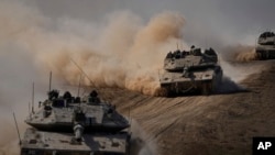  اسرائیلی ٹینک جنوبی غزہ کی پٹی کی سرحد کی طرف جارہے ہیں ، فوٹو اے پی 13 اکتوبر 2023