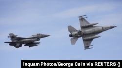 Hai máy bay F-16 của Không lực Romania biểu diễn trong sự kiện ra mắt của Trung tâm Đào tạo F-16 châu Âu tại Căn cứ Không quân 86 ở Fetesti, Romania, ngày 13/11/2023.