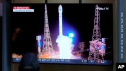 Màn hình TV chiếu tin Triều Tiên phóng vệ tinh do thám lần thứ ba trong năm nay, trong một chương trình tin tức tại Ga Seoul ở Seoul, Hàn Quốc, ngày 22/ 11/2023. (Ảnh AP/Lee Jin-man)