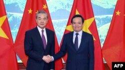 Ngoại trưởng Trung Quốc Vương Nghị và Phó Thủ tướng Việt Nam Trần Lưu Quang, Hà Nội, ngày 1/12/2023.