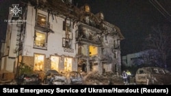 Hình ảnh do Ukraine công bố về thiệt hại do Nga tấn công đường không vào Kharkiv. (State Emergency Service of Ukraine/Handout via REUTERS)