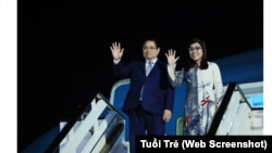 Thủ tướng Việt Nam Phạm Minh Chính và phu nhân đến sân bay Melbourne, Australia, vào tối 4/3/2024.