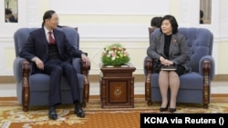 Bộ trưởng Ngoại giao Triều Tiên Choe Son Hui và Phó trưởng Ngoại giao Trung Quốc Tôn Vệ Đông hội kiến tại một địa điểm không xác định ở Triều Tiên, ngày 26 tháng 1 năm 2024. (Ảnh do KCNA cung cấp)