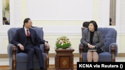 Thứ trưởng Ngoại giao Trung Quốc Tôn Vệ Đông, trái, gặp Ngoại trưởng Triều Tiên Choe Son Hui vào ngày 26/1/2024 tại Bình Nhưỡng, đồng ý “tăng cường hợp tác chiến thuật và đồng hành với nhau để bảo vệ lợi ích cốt lõi chung”.