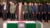 ایرانی سرکاری ویب سائٹ کی طرف سے جاری کی گئی اس تصویر میں، سپریم لیڈر آیت اللہ علی خامنہ ای، ایرانی جنرل سید رضی موسوی کی تدفین کے موقع پر۔ 28 دسمبر، 2023 کو ۔ موسوی شام میں مبینہ اسرائیلی فضائی حملے میں ہلاک ہوئے تھے۔ (بذریعہ اے پی) 