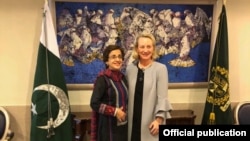 امریکی معاون نائب وزیر خارجہ ایلس ویلز پاکستان کی خارجہ سیکٹری تہمینہ جنجوعہ کے ساتھ۔ فائل فوٹو