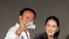 Một người ủng hộ chụp hình selfie với Paetongtarn Shinawatra, con gái cựu thủ tướng Thaksin, và cũng là một ứng cử viên trong cuộc bầu cử lần này.