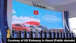 Buổi lễ xuất khẩu những chiếc xe ô tô điện đầu tiên của VinFast sang Mỹ tại Hải Phòng, có sự tham gia của Đại sứ Mỹ Marc Knapper, hôm 11/25/2022. 