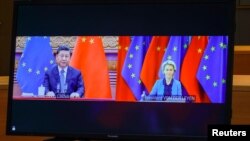 چین کے صدر شی جن پنگ اور یورپی کمیشن کی صدر ارسلا وان ڈر لین کی ویڈیو کانفرنس کے اجلاس میں شرکت۔ یکم اپریل، 2022ء 