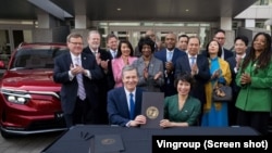 Thống đốc North Carolina, Roy Cooper, và Phó Chủ tịch Vingroup kiêm CEO toàn cầu của VinFast Lê Thị Thu Thủy ký bản ghi nhớ xây dựng nhà máy sản xuất ô tô, của đơn vị thuộc tập đoàn Vingroup, tại Raleigh hôm 29/3.