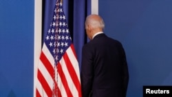 Tổng thống Mỹ Joe Biden rời phòng họp báo trong Nhà Trắng hôm 12/1/2023.