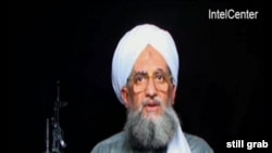 انٹیل سینٹر کے ذریعہ حاصل کردہ ویڈیو سے تصویر میں القاعدہ کے اعلیٰ لیفٹیننٹ اسامہ بن لادن، ایمن الظواہری کو دکھایا گیا ہے