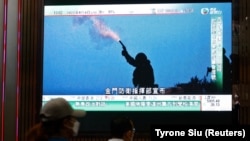 Người dân Đài Loan theo dõi tin tức về cuộc tập trận qua truyền hình