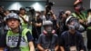میڈیا پر حکومتی پابندیوں کے خلاف احتجاج کے طور پر ہانگ کانگ میں صحافیوں نے گیس ماسک پہن رکھے ہیں۔(فوٹو: اے پی)