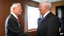Đại diện của Đài Loan tại APEC Trương Trung Mưu (trái) hội kiến Phó Tổng thống Mỹ Mike Pence trên một du thuyền bên lề hội nghị thượng đỉnh APEC, ngày 17 tháng 11, 2018, ở Port Moresby.