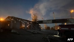 Bức ảnh do Dịch vụ Khẩn cấp Ukraine công bố hôm 2/8 cho thấy quang cảnh một tòa nhà bị hư hại tại một cảng của Ukraine trên sông Danube sau một cuộc tấn công bằng máy bay không người lái vào ban đêm ở vùng Odesa, giữa cuộc xâm lược của Nga tại nước này.