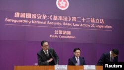 Bộ trưởng Tư pháp Hong Kong Paul Lam, Trưởng đặc khu John Lee và Bộ trưởng An ninh Chris Tang Ping-keung tham dự cuộc họp báo về việc ban hành Điều 23 Luật An ninh Quốc gia, tại Hong Kong, Trung Quốc, ngày 30/1/2024.