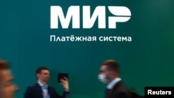 Logo của hệ thống thanh toán Mir của Nga tại Diễn đàn Kinh tế Quốc tế ở St. Petersburg, Nga, ngày 15/6/2022. Mir là một trong những tổ chức bị Mỹ đưa vào danh sách trừng phạt hôm 23/2/2024.