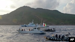 Tư liệu- Tàu của Lực lượng Bảo vệ Bờ biển Nhật Bản đi dọc theo tàu đánh cá của các nhà hoạt động Nhật Bản gần một nhóm đảo tranh chấp mà Trung Quốc gọi là Điếu Ngư và Nhật Bản gọi là Senkaku. 