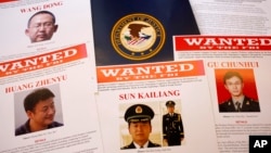 Hình ảnh các hackers của Trung Quốc bị Mỹ kết án vì đánh cắp bí mật thương mại của Hoa Kỳ. Trung Quốc được coi là mối hiểm họa lớn nhất trên không gian mạng đối với Mỹ.