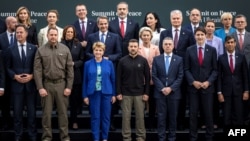 Tổng thống Ukraine Volodymyr Zelenskyy chụp ảnh cùng một số lãnh đạo các nước tham dự Hội nghị Thượng đỉnh Hòa Bình ở Thụy Sĩ.