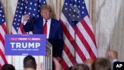 Cựu tổng thống Donald Trump phát biểu với người ủng hộ sau khi bị truy tố