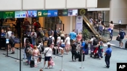 مسافروں کی بڑی تعداد میموریل ڈے کے موقعے پر آرلینڈو ایئرپورٹ پر موجود ہے(فوٹو اے پی)