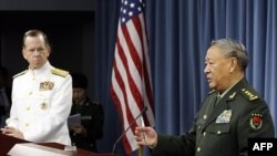 Đô đốc Hoa Kỳ Mike Mullen, trái, và Tướng Trung Quốc Trần Bỉnh Đức trong 1 cuộc họp báo tại Lầu Năm Góc, Washington, 18/5/2011