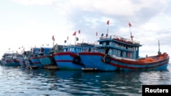 Các tàu cá neo gần đảo Lý Sơn ở Quảng Ngãi. Báo China Daily của Trung Quốc nói Việt Nam đang xây dựng một lực lượng dân quân tự vệ biển có vũ trang nhưng Việt Nam đã bác bỏ thông tin này.